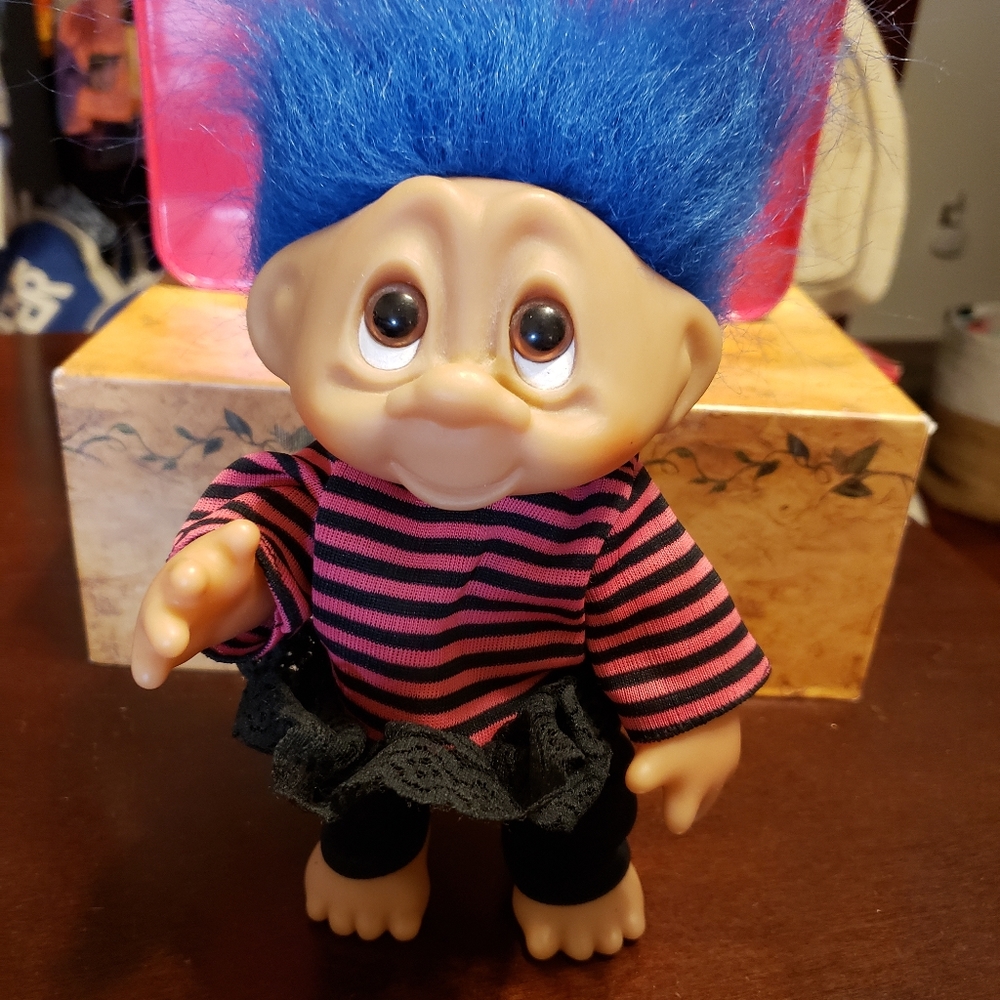 This troll doll can move  So to for Easter - Picture 10 of 12
